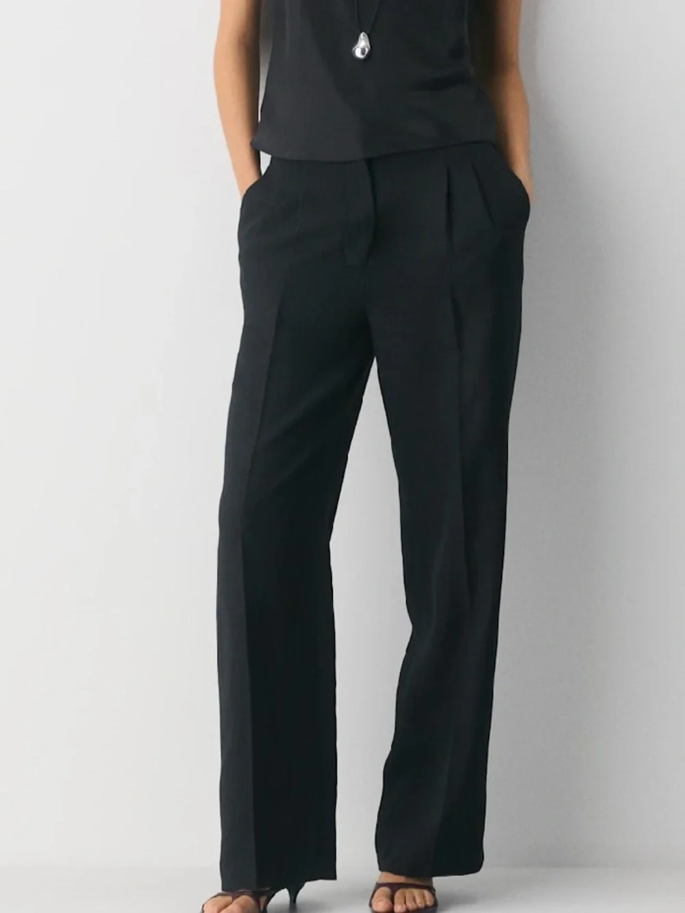 Aritzia the effortless pants Black Wide-Leg Pleated Trousers size 14